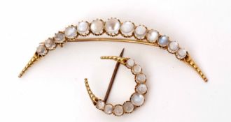 Mixed Lot: crescent moonstone set brooch featuring 13 graduated circular shaped moonstones, 7cm