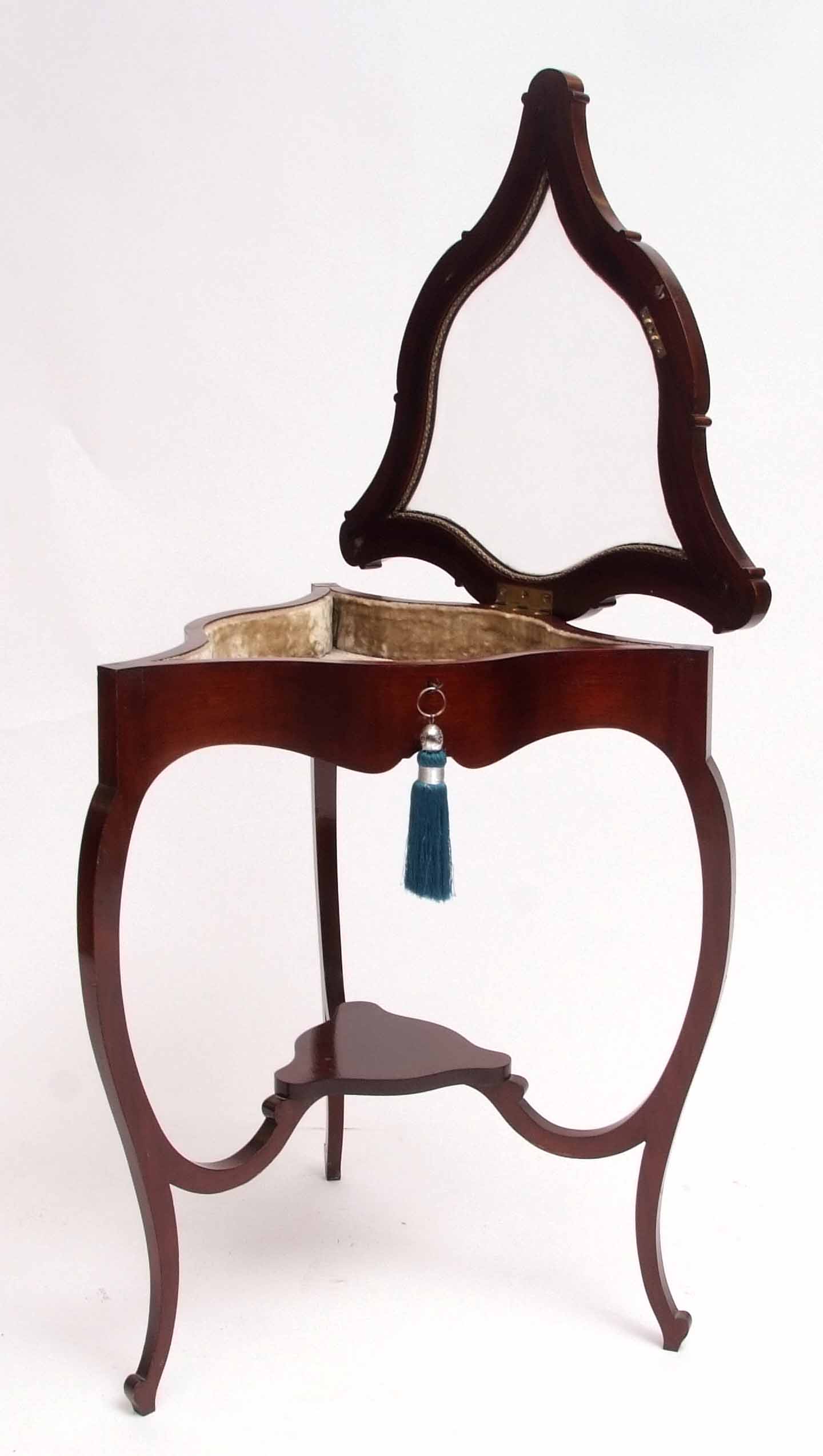 Mahogany bijouterie table of shaped triangular form, the lifting lid with central bevelled glass - Image 4 of 5