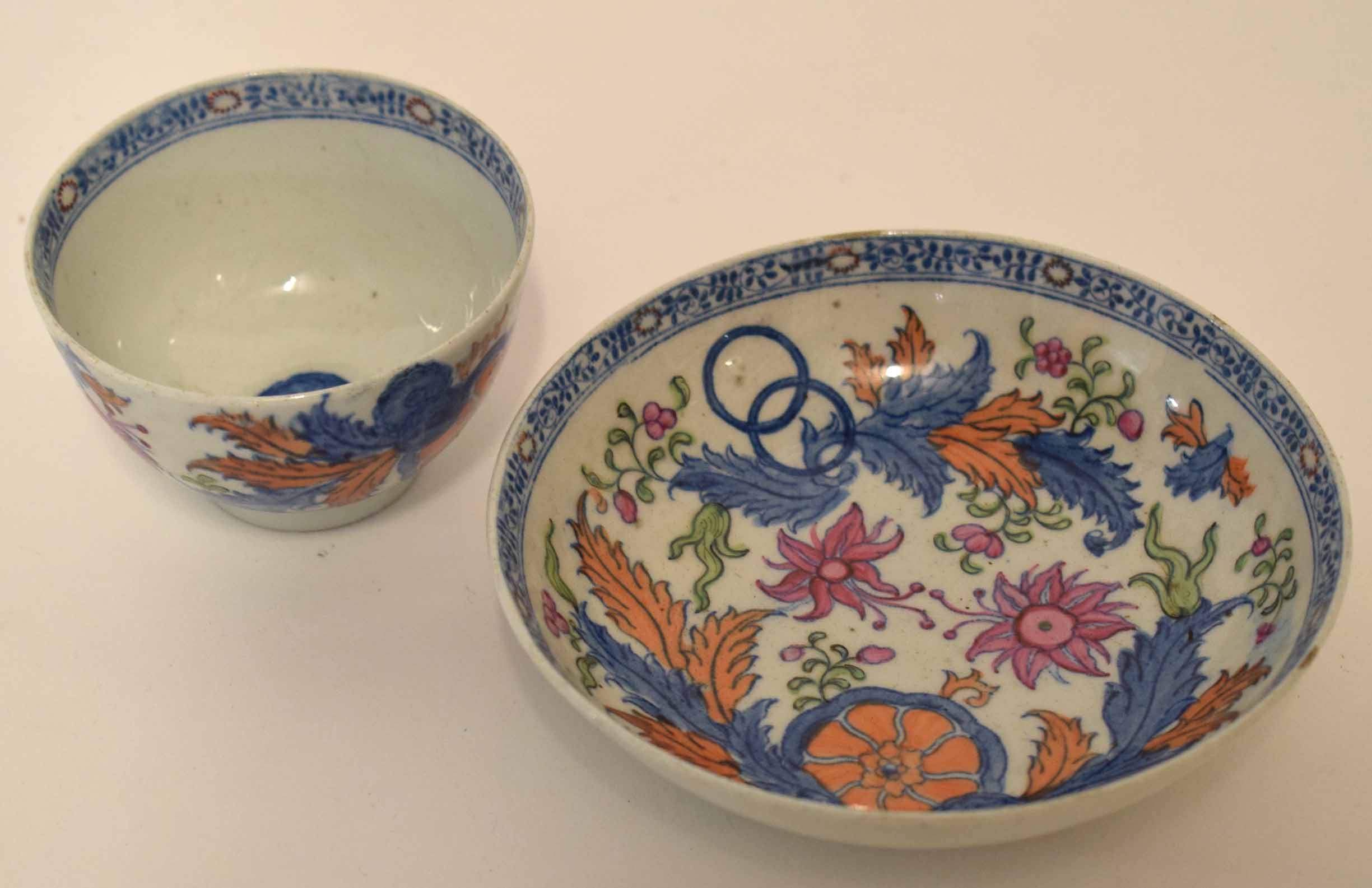 Late 18th/early 19th century Staffordshire tea bowl and cover, probably Wedgwood, with a Chinese