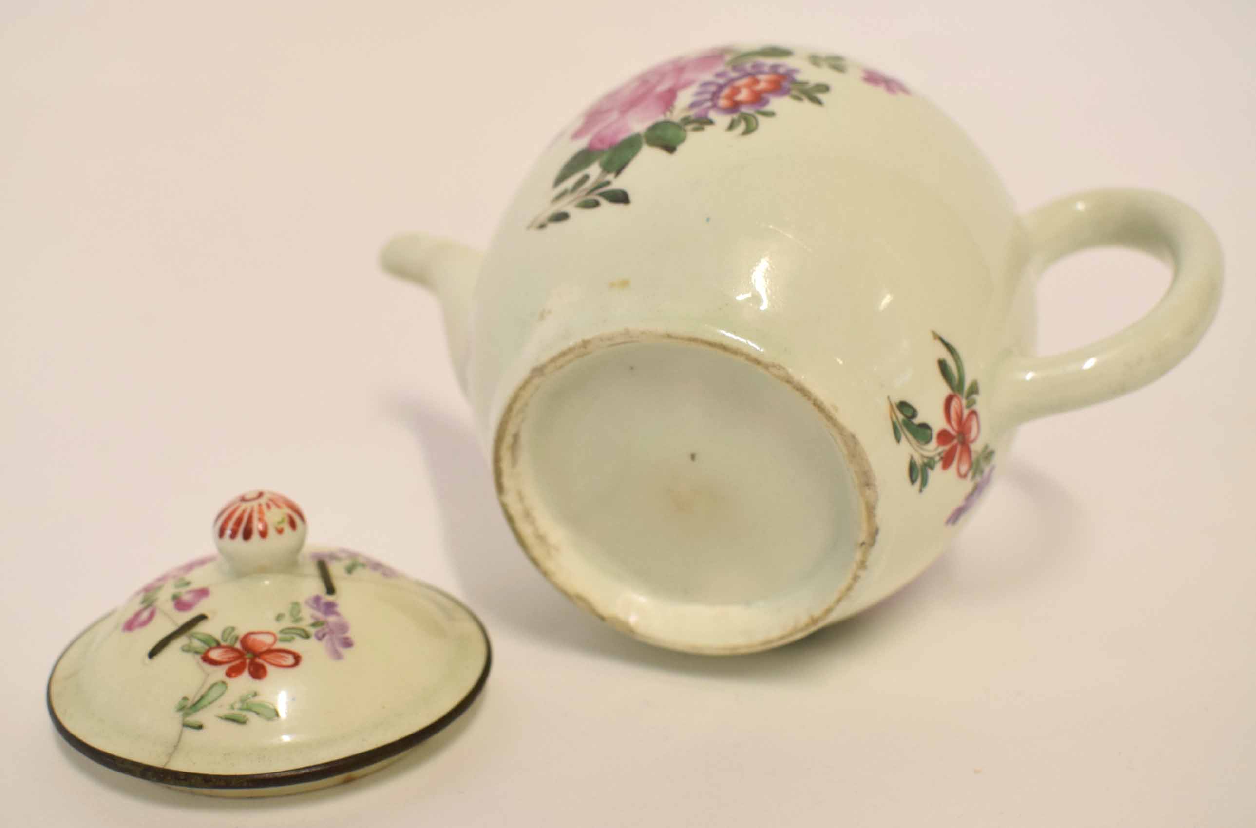 Lowestoft teapot, circa 1780, decorated in Compagnie-des-Indes style, the cover with button knop, - Image 2 of 2