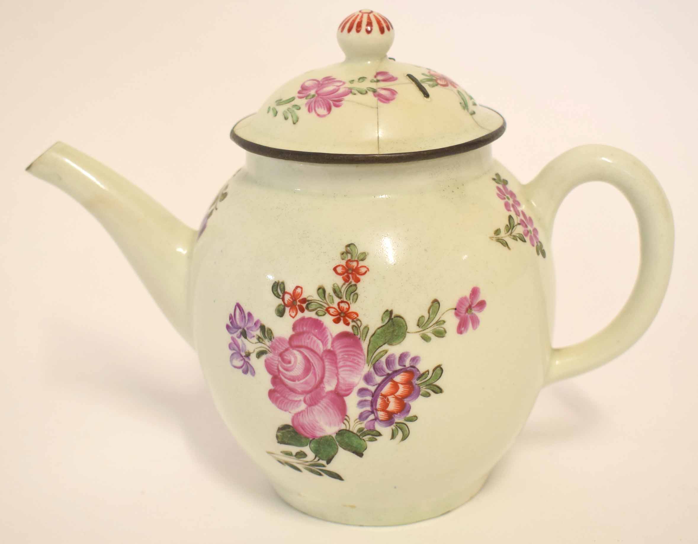 Lowestoft teapot, circa 1780, decorated in Compagnie-des-Indes style, the cover with button knop,