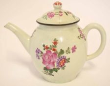 Lowestoft teapot, circa 1780, decorated in Compagnie-des-Indes style, the cover with button knop,