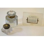 Mixed Lot: white onyx desk calendar of rectangular form with interchangeable date and month cards,