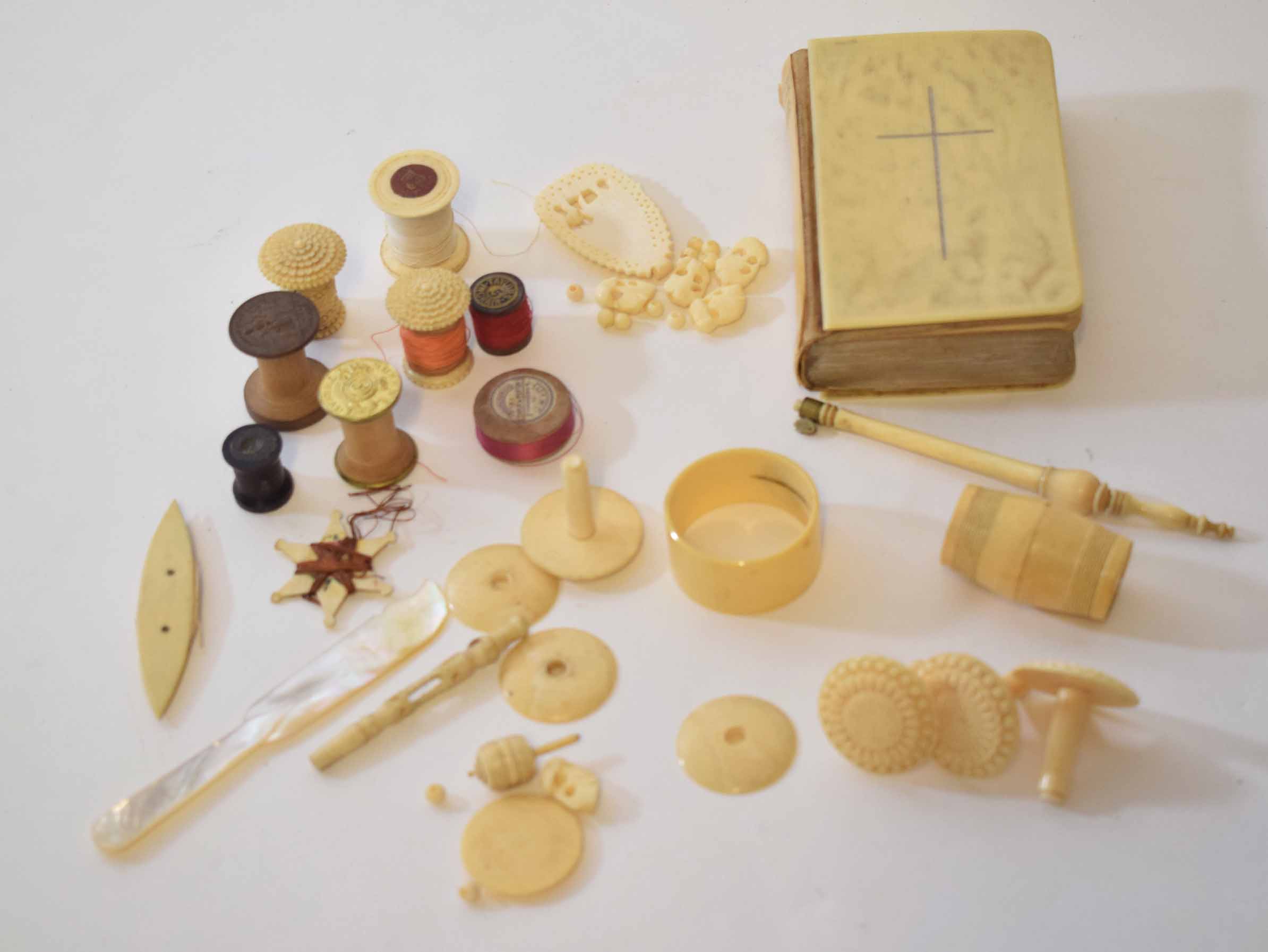 Mixed Lot: various sewing related bobbins, thread holders and winders together with a dip pen