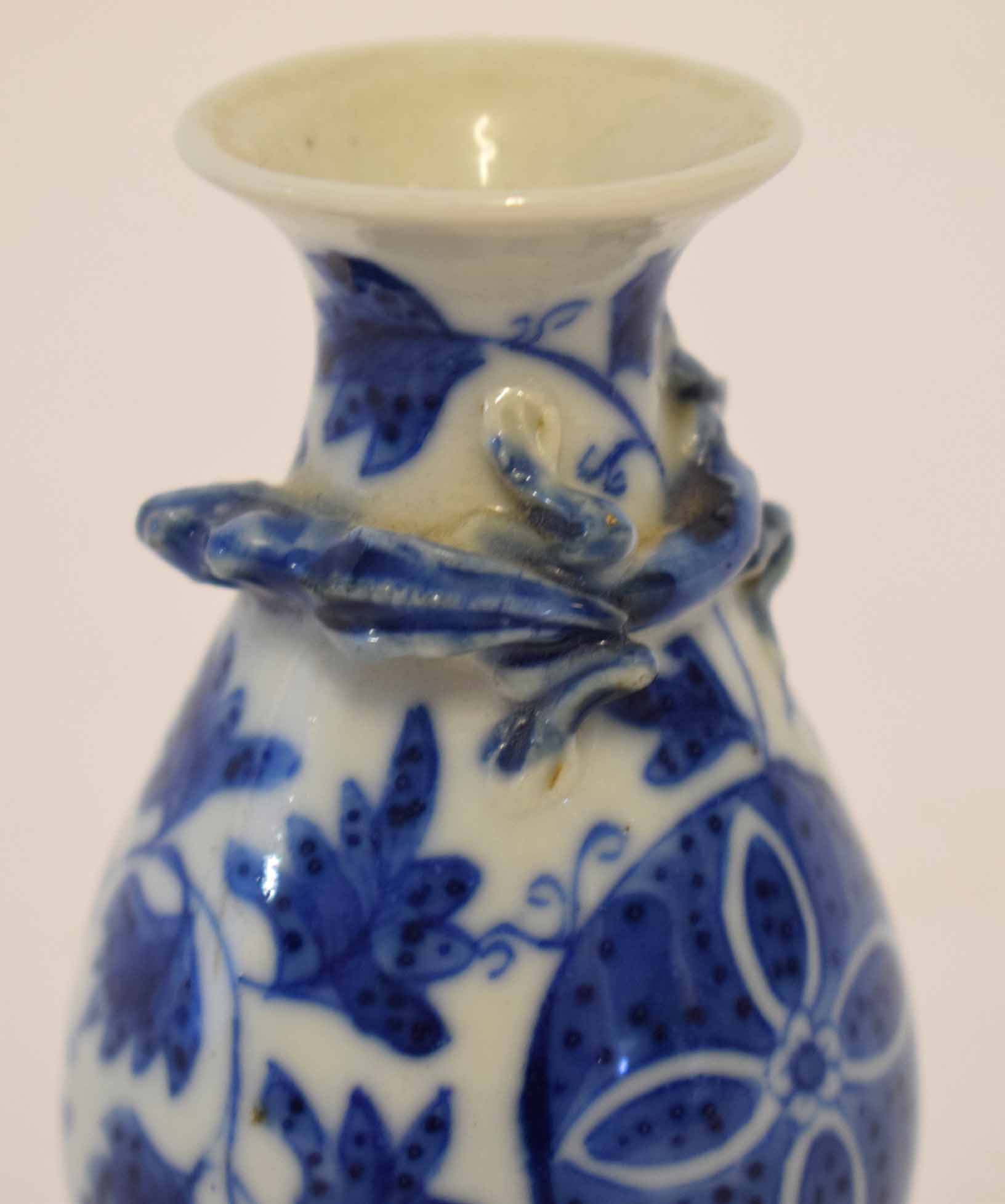 Small Chinese blue and white vase moulded with a lizard encircling the neck, 12cm high - Image 2 of 3