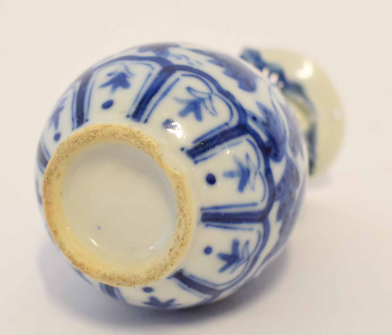 Small Chinese blue and white vase moulded with a lizard encircling the neck, 12cm high - Image 3 of 3