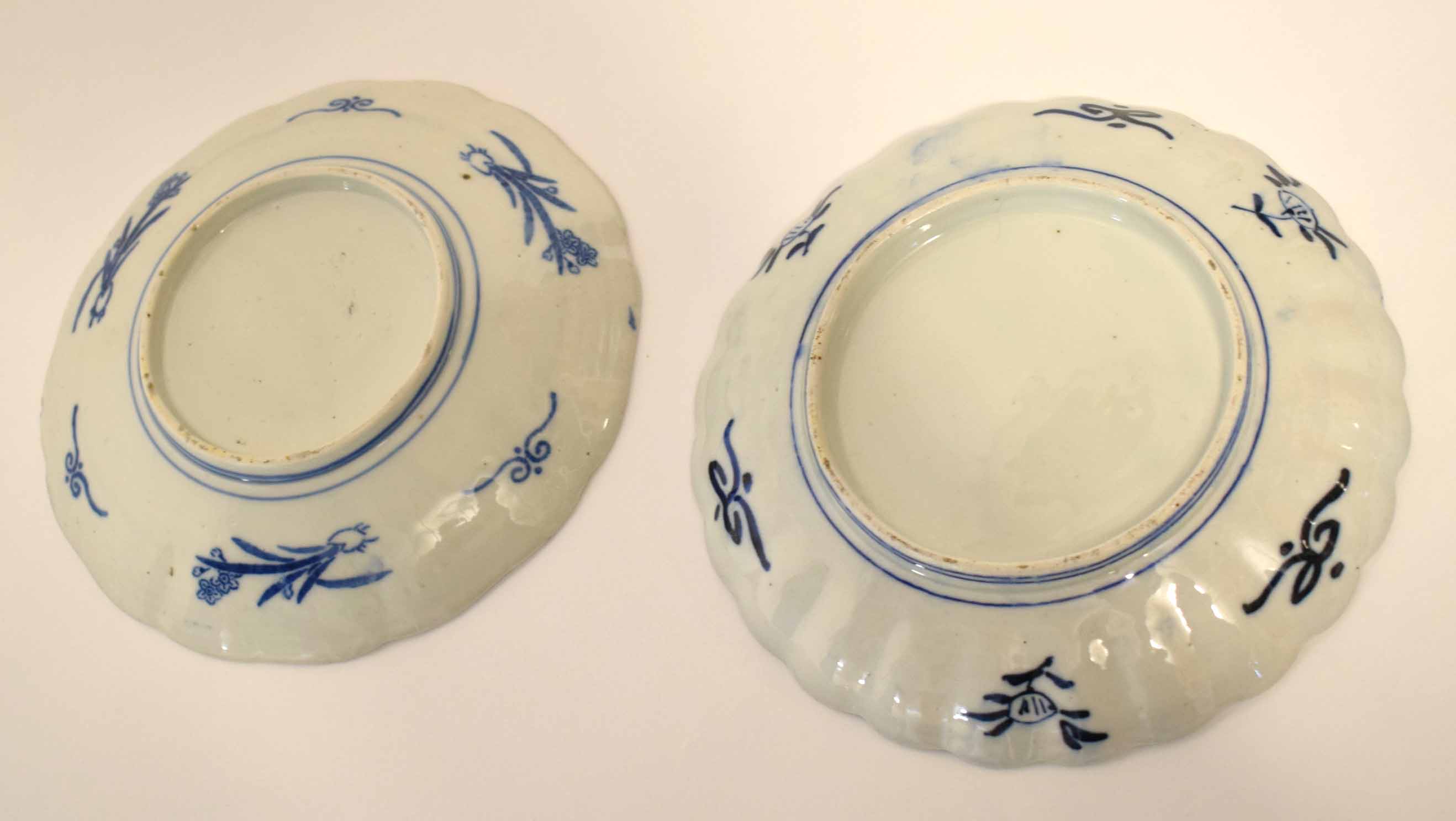 Two Japanese porcelain Imari dishes, both decorated in typical fashion, the largest 22cm diam - Image 2 of 2