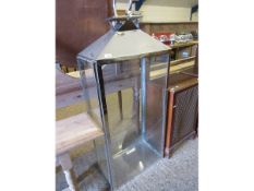 STEEL FLOOR STANDING FOUR-GLASS DISPLAY CASE WITH TOP SWING HANDLE