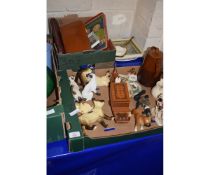 BOX CONTAINING MIXED SIAMESE CAT ORNAMENTS, THIMBLES ETC