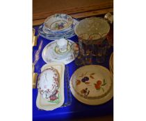 GROUP CONTAINING MIXED CHINA WARES TO INCLUDE AN EVESHAM DISH, MIXED GLASS WARES, SHELLEY TRIO ETC