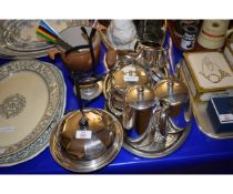 MIXED LOT OF SILVER PLATED WARES TO INCLUDE MUFFIN DISH, MIXED TEA WARES ETC