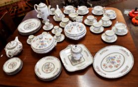 Extensive Wedgwood dinner service in the Kutani crane pattern