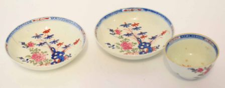 Lowestoft tea bowl, circa 1780, decorated in Redgrave style, together with two saucers with