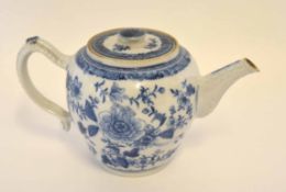 Late 18th century Chinese export blue and white tea pot and cover with floral design, 13cm high
