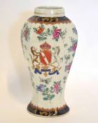 19th century Sampson porcelain Chinese armorial style vase, 23cm high