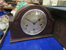 MID-20TH CENTURY TRIPLE SPRING BARREL MANTEL CLOCK, THE ARCHED CASE WITH APPLIED DETAIL AND CHROME