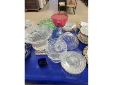 MIXED LOT OF GLASSWARES TO INCLUDE A CUT GLASS BOWL, FURTHER GILDED BOWL, A LARGE CRANBERRY BRANDY
