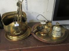 MIXED LOT OF BRASS WARES TO INCLUDE CHESTNUT ROASTERS, BRASS COAL HELMET, BELL, INDIAN TRAY ETC