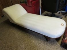 CREAM UPHOLSTERED MAHOGANY FRAMED CHAISE LONGUE (LACKING CASTERS)