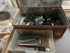 BOX CONTAINING MIXED COSTUME JEWELLERY TO INCLUDE A DAMAGED JET BROOCH, SMALL TUB OF PEN KNIVES ETC