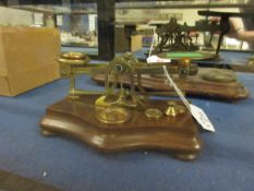 LATE 19TH CENTURY WALNUT AND BRASS POSTAL SCALE, OF TYPICAL FORM WITH SERPENTINE BASE ON BUN FEET