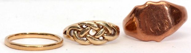 Three yellow metal rings, a rose gold signet ring stamped 375, (a/f), a knot design ring and a plain