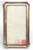 George V silver mounted easel backed photograph frame of rectangular form with shaped and reeded