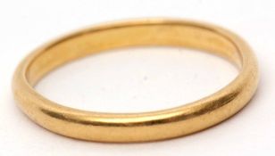 22ct gold wedding ring, of plain and polished design, London 1953, 3gms weight