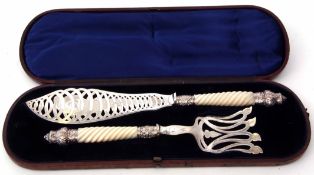 Victorian cased pair of fish servers with pierced and engraved blade and tine to wrythen mother of