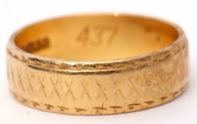 22ct gold wedding ring with chased decoration, 5.3gms, London 1963, size M