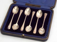 Cased set of six George V Old English pattern coffee spoons in a silk and velvet lined morocco