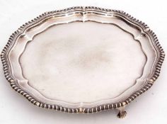 George V small salver of polished and shaped circular form with cast and applied gadrooned border