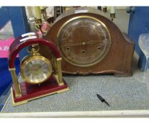 SMITH'S OAK CASED MANTEL CLOCK TOGETHER WITH A FURTHER BRASS EFFECT HANGING CLOCK (2)