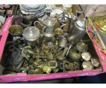 BOX CONTAINING MIXED BRASS ORNAMENTS, PEWTER TEA POTS, GOBLETS ETC