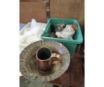 BOX OF MIXED COPPER WARES TO INCLUDE SAUCEPAN, TANKARD, AND A METAL URN