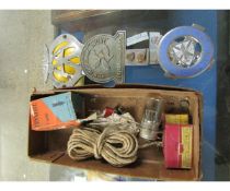 BOX CONTAINING MIXED BADGES TO INCLUDE AN AA BADGE, SCOTTISH NATIONAL TRUST BADGE ETC