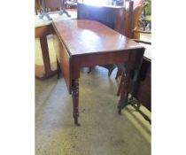 VICTORIAN MAHOGANY PEMBROKE TABLE ON TURNED SUPPORTS