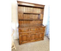 GOOD QUALITY REPRODUCTION OAK DRESSER WITH TWO FIXED SHELVES, BASE FITTED WITH THREE DRAWERS OVER
