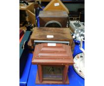 FOUR MIXED MANTEL CLOCKS TO INCLUDE AN ART DECO WALNUT INLAID MANTEL CLOCK, A BRASS AND COPPERED