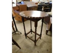 EARLY 20TH CENTURY OAK OVAL TOPPED SIDE TABLE ON BARLEY TWIST LEGS