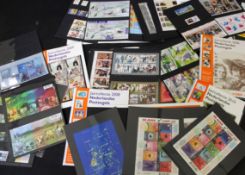 Box Netherlands stamp year packs 2003-06, 2008-13, 2015-17 + 2007 lacking the wraps + 1989 Cour