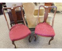 PAIR OF EDWARDIAN MAHOGANY SPLAT BACK DINING CHAIRS WITH RED UPHOLSTERED SEATS AND CABRIOLE FRONT