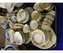 TRAY CONTAINING A LARGE QUANTITY OF MIXED PART TEA WARES TO INCLUDE WILLOW PATTERN BLUE PRINTED