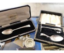 CASED VICTORIAN SILVER SPOON AND PUSHER, TOGETHER WITH A FURTHER CASED SILVER TEA SPOON (2)