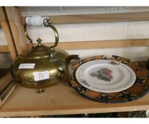 19TH CENTURY BRASS KETTLE WITH TOP HANDLE RAISED ON FOUR PEG FEET TOGETHER WITH A FURTHER WEDGWOOD