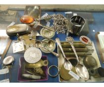 BAG CONTAINING MIXED SILVER ITEMS TO INCLUDE SPOONS, CHAINS, A FURTHER AMBER PENDANT, SILVER