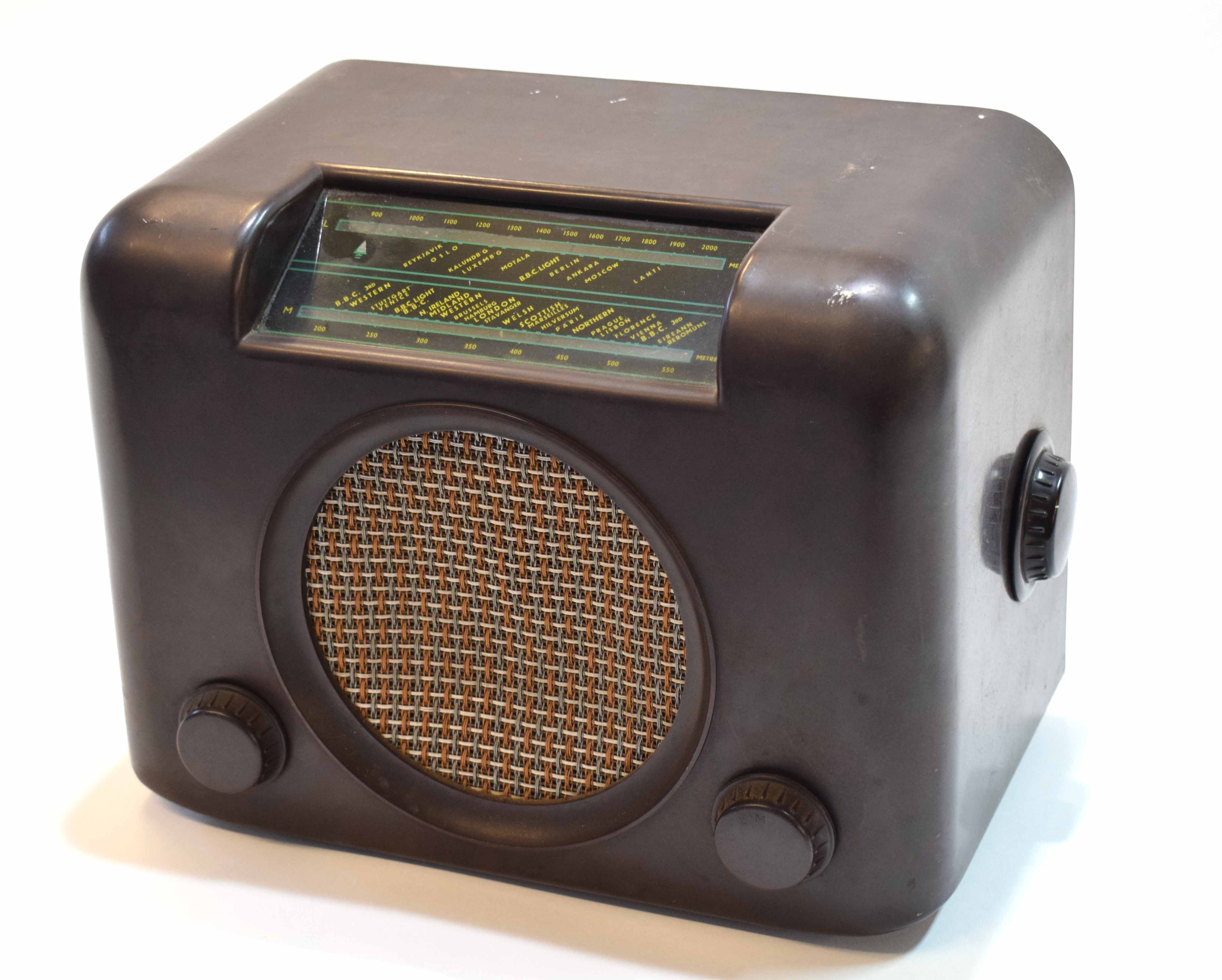 Mid-20th century Bakelite radio, Bush Radio, AC-DC Mains receiver, type DAC90, the all brown case