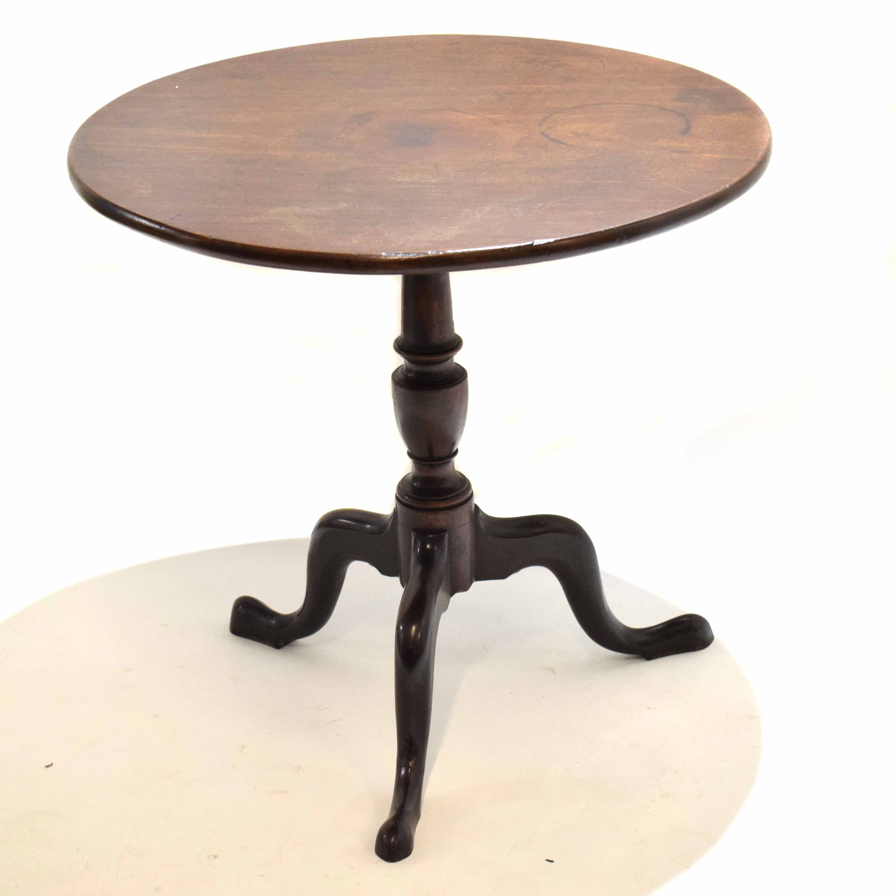 George II mahogany circular tilt top table with turned urn column on a shaped tripod base, 75cm diam