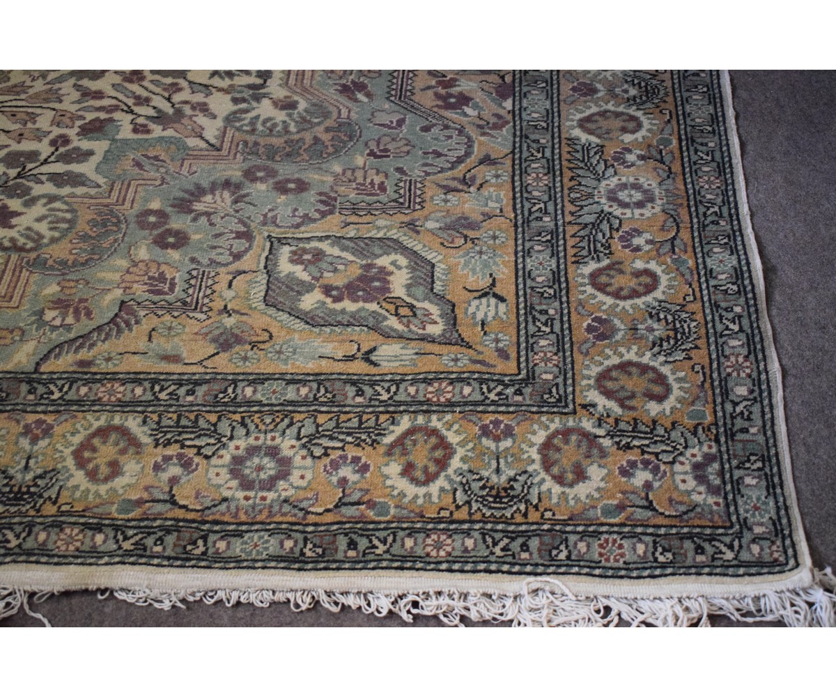Large cream and pink ground carpet with foliate design, 200 X 300cm - Image 4 of 4