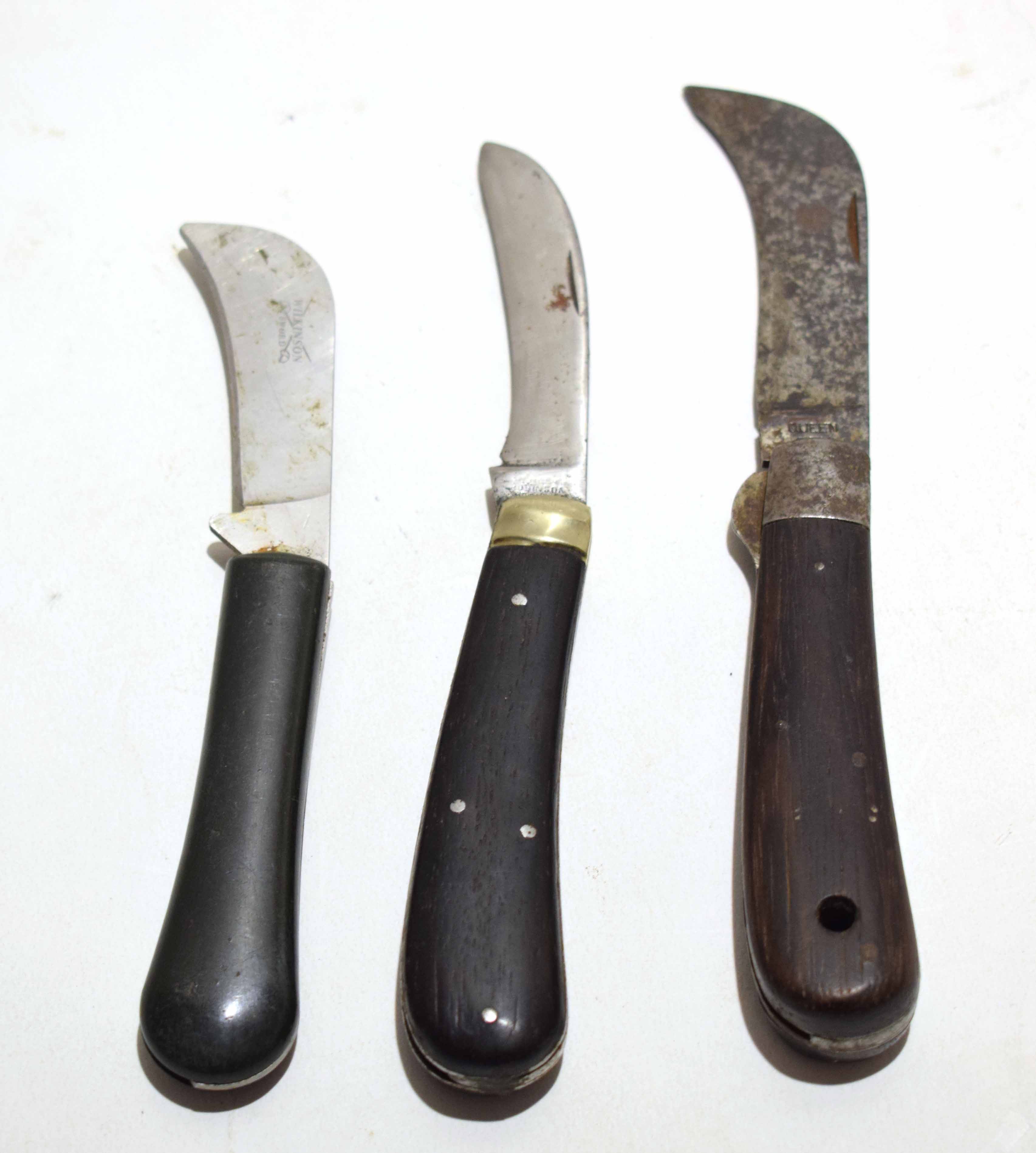 **Mixed Lot: comprising three various folding gardening knives including Queen City Robinson - - Image 2 of 2